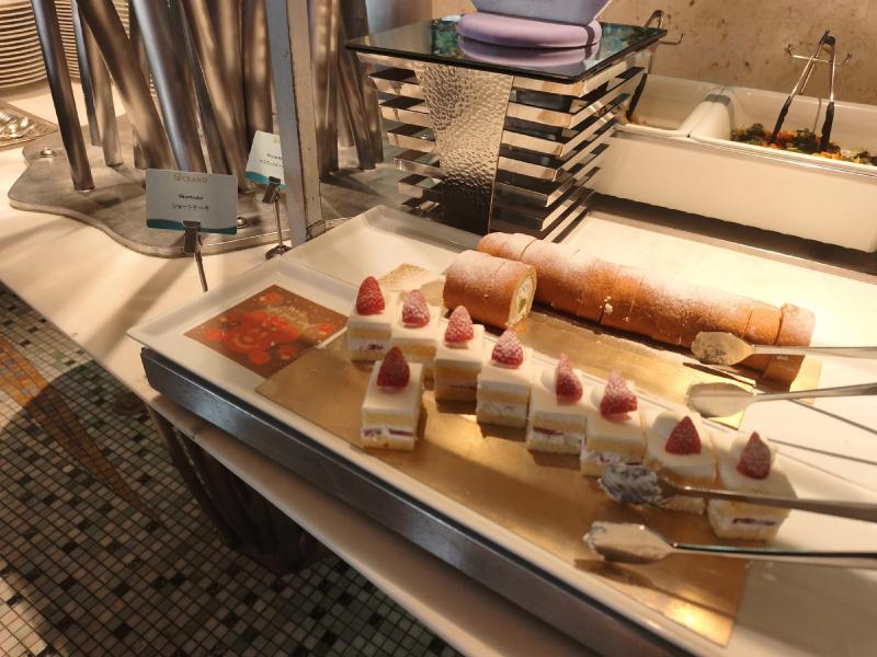 オチェーアノのショートケーキと料理札