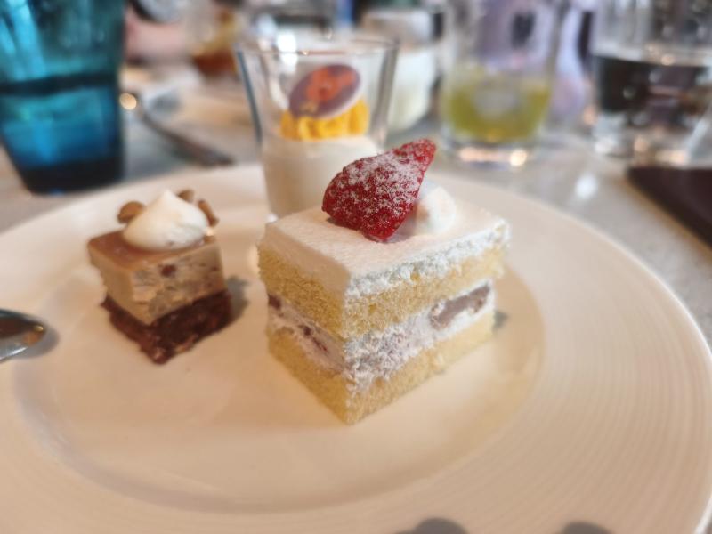 ショートケーキを中心に選んだデザートの盛り合わせ
