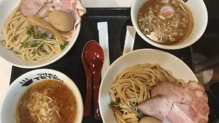 今回注文した特製つけ麺と特製濃厚味噌つけ麺(大盛り)