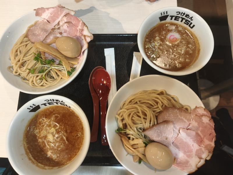 手前が特製濃厚味噌つけ麺(大盛り)、奥が特製つけ麺